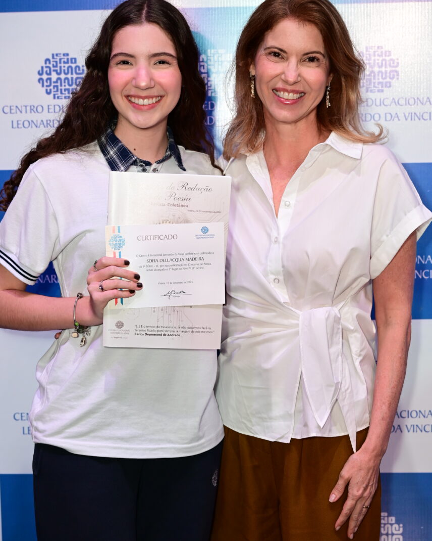 Alunos recebem premiação no Teatro Pignaton