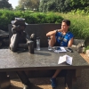 Arthur Klein e estátua do Recruta Zero. O cartunista criador do personagem, Mort Walker, foi aluno de Mizzou.