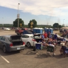 Tailgating, tradição americana de fazer churrasco abrindo as portas de trás ou porta malas dos carros no estacionamento do estádio antes do jogo.