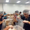Alunos visitam as instalações da Food Bank em Columbia. Essa Ong adquire, embala e distribui alimentos a mais de 104 mil pessoas carentes no estado do Missouri.