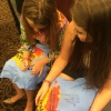 Após o jantar, alunos assinam as camisas uns dos outros para levarem de recordação para seus estador e países