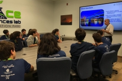 30/10 - Alunos visitam o Space Life Science Lab, área onde são realizados estudos e experimentos sobre seres vivos no espaço. No Lab, assistiram a palestra sobre spin offs, termo usado para se referir a tecnologias que são transferidas das missões espaciais para o cotidiano na terra.