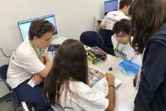 31/10 - Alunos participando do desafio de fazer um robô se movimentar pela superfície de Marte. Eles também precisam programar os braços do robô para capturar objetos.