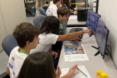 31/10 - Alunos participando do desafio de fazer um robô se movimentar pela superfície de Marte. Eles também precisam programar os braços do robô para capturar objetos.