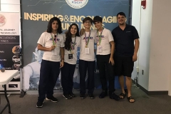 02/11 - Time vencedor do desafio de Robótica recebe medalha pela conquista.