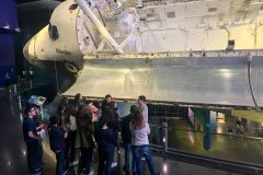 Alunos do Da Vinci visitam ônibus espacial Atlantis, da Nasa