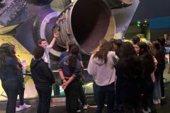 Alunos do Da Vinci visitam ônibus espacial Atlantis, da Nasa